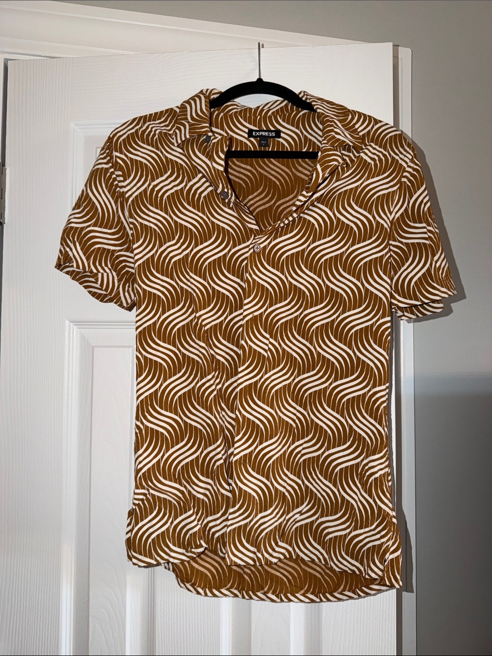 Express Brown and White Wavy-Print Short Sleeve Button-Down Shirt